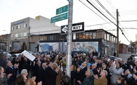 Το όνομα της εφημερίδας της ομογένειας "Εθνικός Κήρυκας" σε δρόμο της Νέας Υόρκης